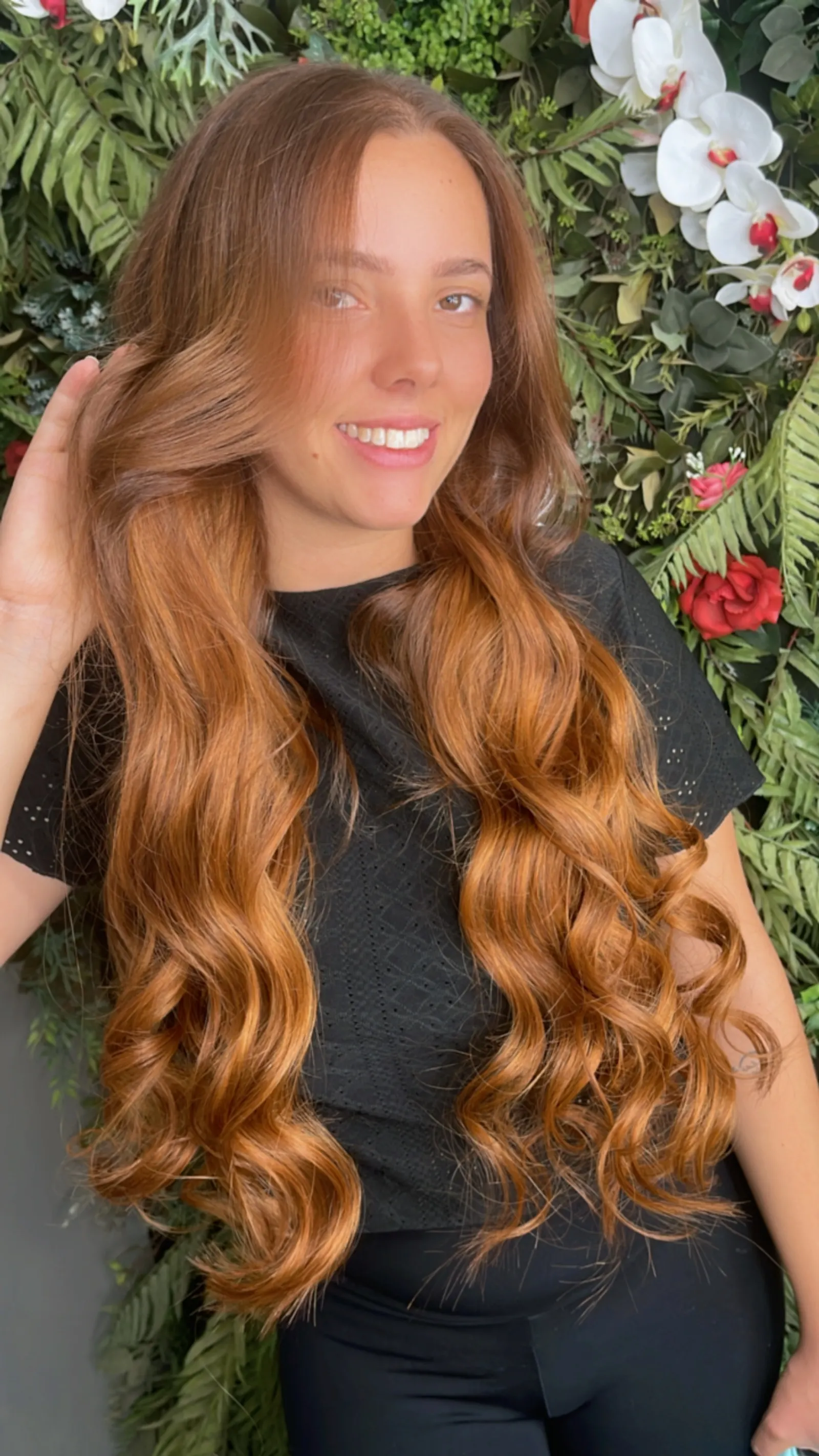 Mega hair loiro acobreado ondulado — resultado extensão capilar Scarlett Caroline Beauty BH