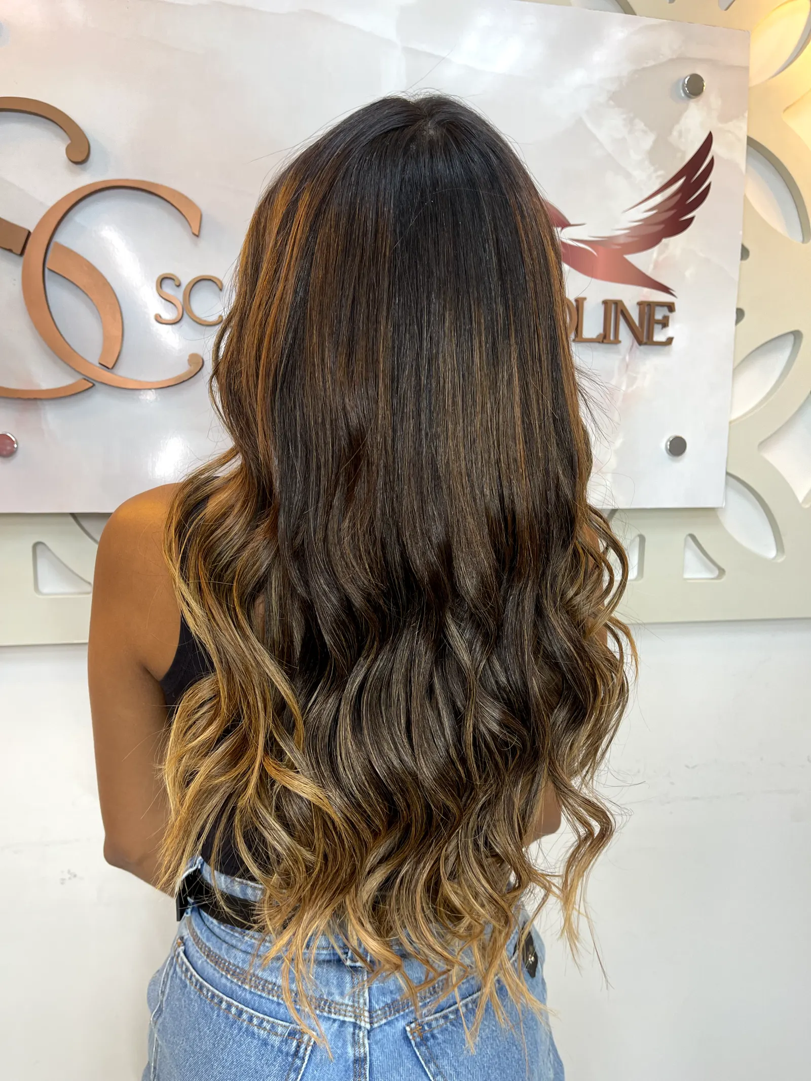 Mega hair balayage ombre escuro para mel dourado ondulado — coloração extensão Scarlett Caroline Beauty BH