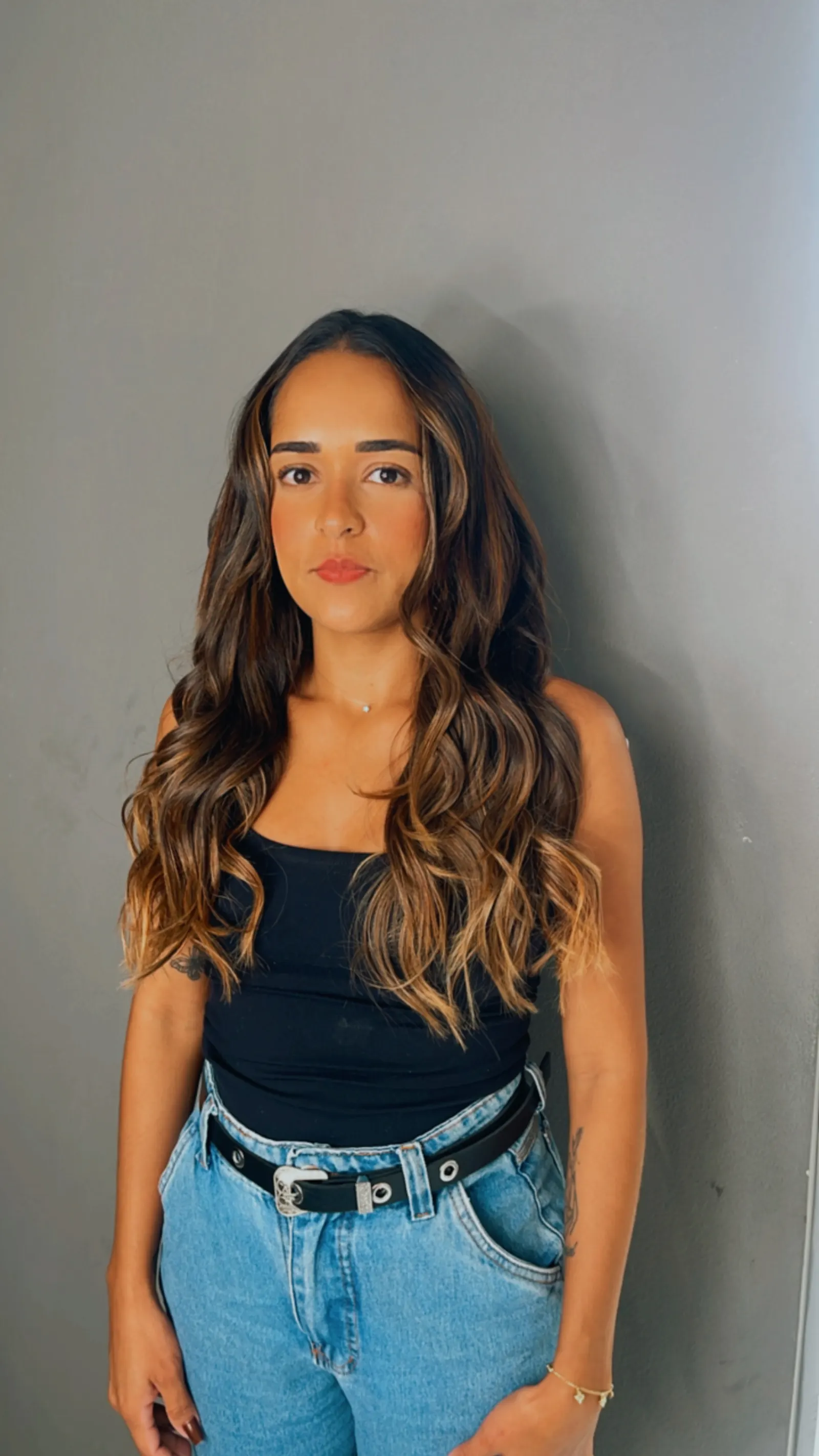 Mega hair escuro com reflexos caramelo ondulado — transformação Scarlett Caroline Beauty