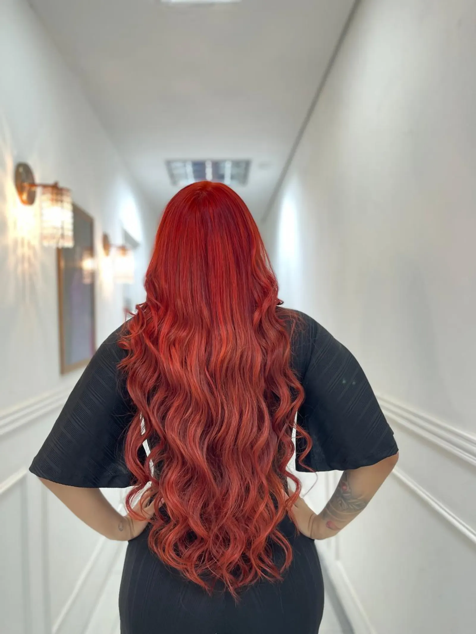 Mega hair vermelho ruivo visto de costas mostrando comprimento e brilho natural — Scarlett Caroline Beauty