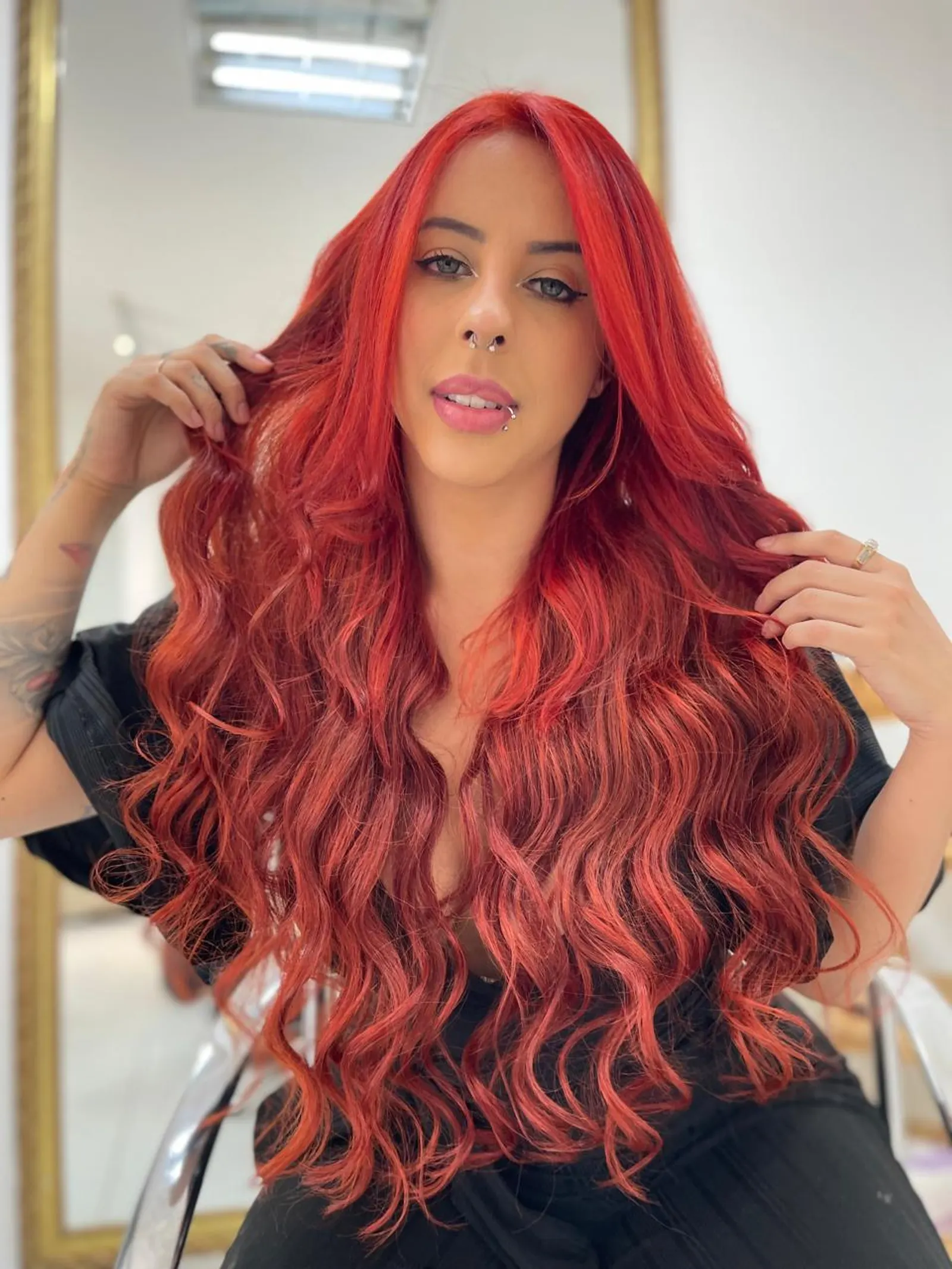 Mega hair vermelho intenso ondulado comprido — resultado Scarlett Caroline Beauty BH