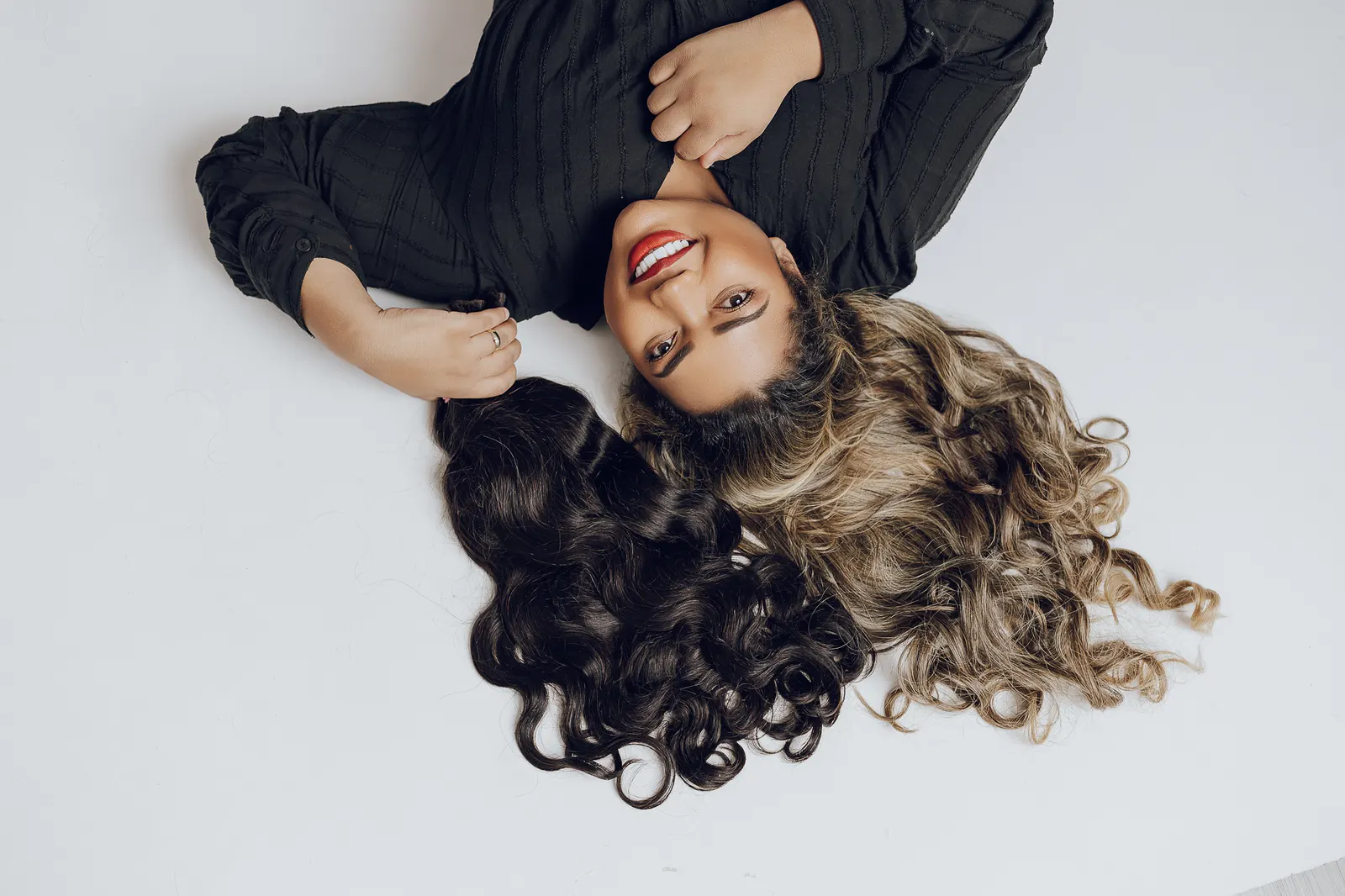Vista superior mega hair bicolor preto e loiro espalhado — técnica Invisible Secret Scarlett Caroline Beauty